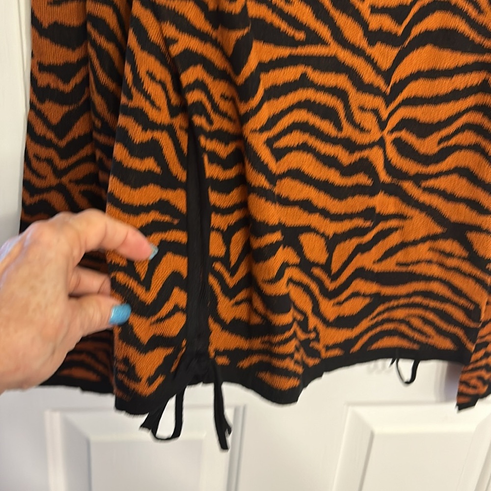 Guess 50% rayon/acrylic orange tiger striped sweater - Picture 3 of 5